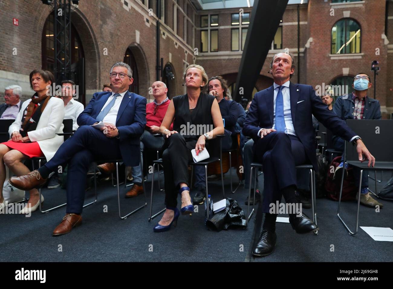 (220429) -- ANTWERPEN, 29. April 2022 (Xinhua) -- Annick De Ridder (2. R, Front), Vizebürgermeister von Antwerpen und Präsident des Verwaltungsrats des Hafens von Antwerpen-Brügge, Dirk De faux (2. L, Front), Bürgermeister der Stadt Brügge und Vizepräsident des Hafens von Antwerpen-Brügge, Jacques Vandermeiren, CEO des Hafens von Antwerpen-Brügge (1. R, Front), nimmt an der Fusionszeremonie in Antwerpen, Belgien, am 28. April 2022 Teil. Die Häfen Antwerpen und Zeebrugge haben sich zu Europas größtem Hafen zusammengeschlossen, so dass jährlich 147 Millionen Tonnen exportiert werden können. UM MIT dem „Merger of Antwerp“ zu GEHEN, schafft Zeebrugge Ports Europas Stockfoto