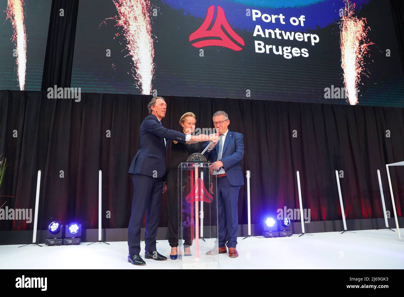 (220429) -- ANTWERPEN, 29. April 2022 (Xinhua) -- Annick De Ridder (C), Vizebürgermeister von Antwerpen und Präsident des Verwaltungsrats des Hafens von Antwerpen-Brügge, Dirk De faux (R), Bürgermeister der Stadt Brügge und Vizepräsident des Hafens von Antwerpen-Brügge, Jacques Vandermeiren, CEO des Hafens von Antwerpen-Brügge, nimmt an der Fusionszeremonie in Antwerpen, Belgien, am 28. April 2022 Teil. Die Häfen Antwerpen und Zeebrugge haben sich zu Europas größtem Hafen zusammengeschlossen, so dass jährlich 147 Millionen Tonnen exportiert werden können. UM MIT der „Fusion von Antwerpen“ zu GEHEN, schaffen die Zeebrugge-Häfen Europas größten Hafen“ (Xinhua/Zheng Huansong) Stockfoto