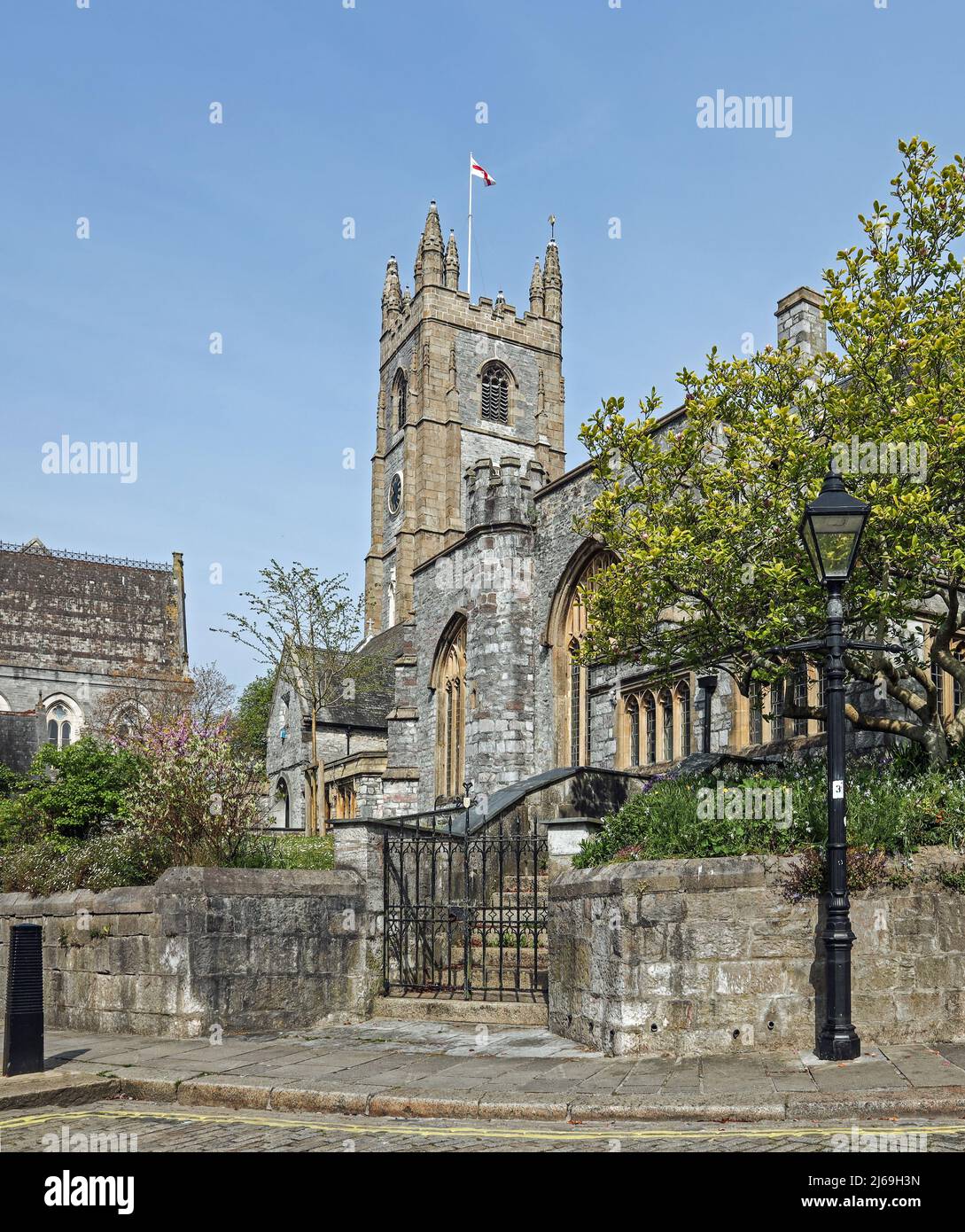 Porträtbild der Minster Church of St Andrew’s in Plymouth. Im Jahr WW2 bombardiert, wurde es 1951 wiedergeboren. Stockfoto