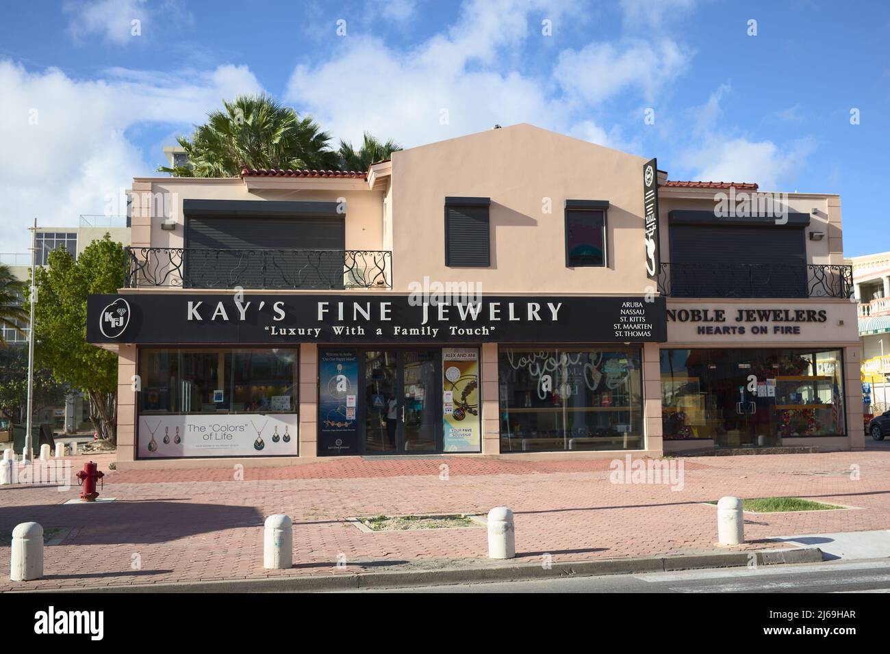 ORANJESTAD, ARUBA - 14. DEZEMBER 2020: Noble Jewelers und Kay's Fine Jewelry Shops entlang des Lloyd G. Smith Blvd in der Nähe des Kreuzfahrtterminals Stockfoto