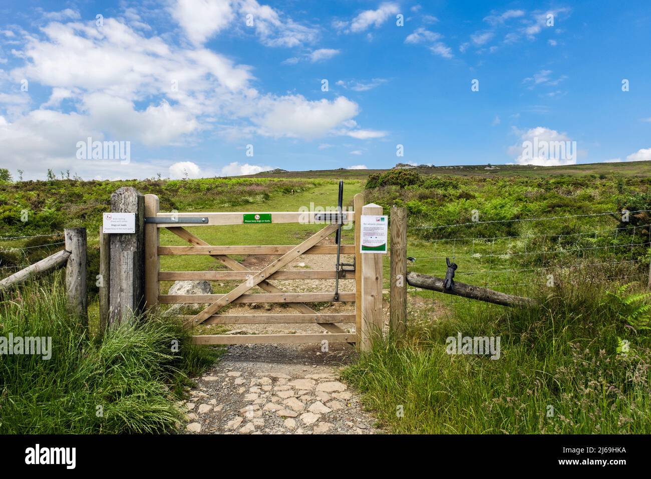 Eingangstor und Pfad zum Stiperstones National Nature Reserve. Shropshire, England, Großbritannien. Die Stiperstones sind ein SSSI Stockfoto