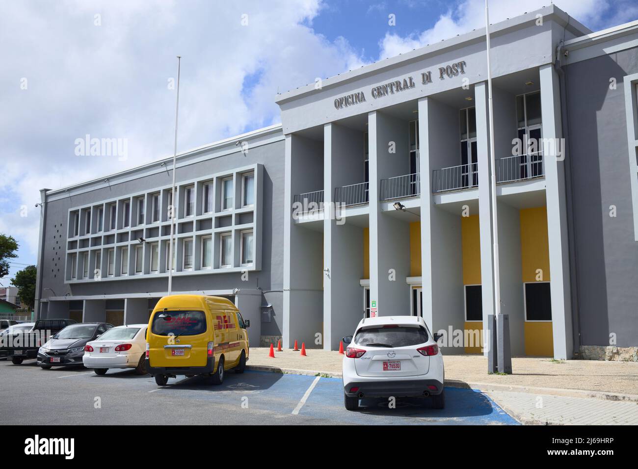 ORANJESTAD, ARUBA - 14. DEZEMBER 2020: Zentrales Postgebäude am Juan E. Irausquin Plaza in Oranjestad auf der karibischen Insel Aruba Stockfoto