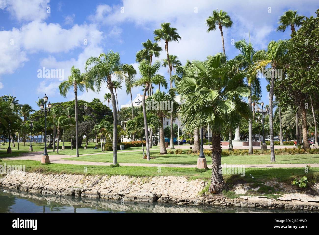 ORANJESTAD, ARUBA - 16. DEZEMBER 2020: Queen Wilhelmina Park im Stadtzentrum von Oranjestad auf der Karibikinsel Aruba (Selective Focus) Stockfoto