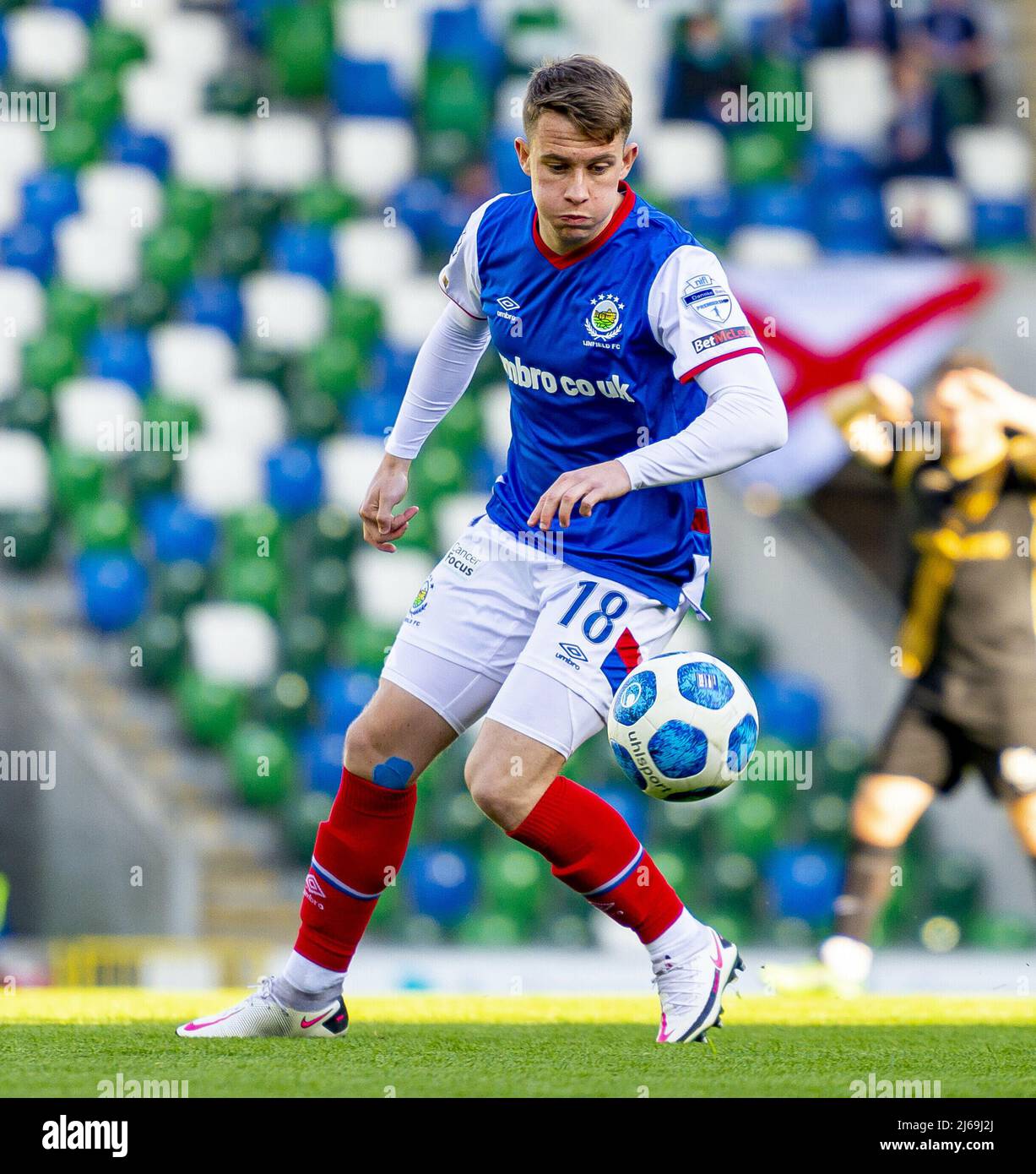 Der Linfield-Spieler Kyle McClean zeigte sich in Aktion bei einem Ligaspiel im Windsor Park, Belfast. Stockfoto