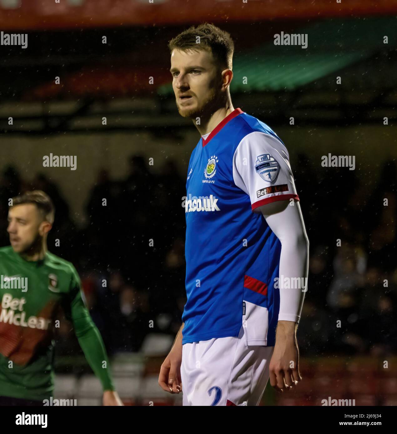 Die Spieler des Linfield Football Club applaudieren den Fans vor ihrem letzten Ligaspiel der Saison gegen Coleraine im Windsor Park in Belfast. Stockfoto