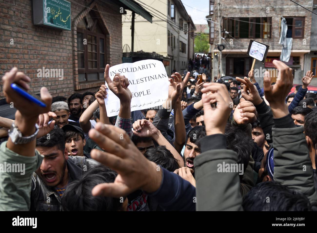 Kaschmir, Indien. 29. April 2022. Kaschmiri-Muslime rufen Pro Palestine und religiöse Slogans während einer Kundgebung anlässlich des Tages in Quds (Jerusalem). Der Quds Day, eine Initiative des verstorbenen iranischen Revolutionsführers Ayatollah Ruhollah Khomeini, findet jährlich am letzten Freitag des muslimischen Fastenmonats Ramadan statt. Kredit: SOPA Images Limited/Alamy Live Nachrichten Stockfoto