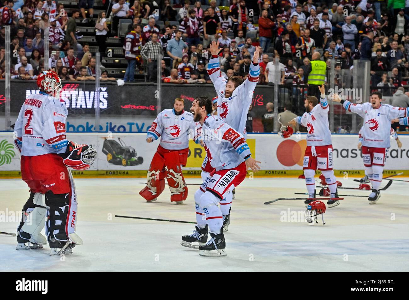 Das Team von Trinec besiegte Sparta Praha 2-1 im sechsten Spiel der Final Playoff-Serie der tschechischen Eishockey-Elite-Liga und gewann die Serie 4-2 zusammen mit WIT Stockfoto