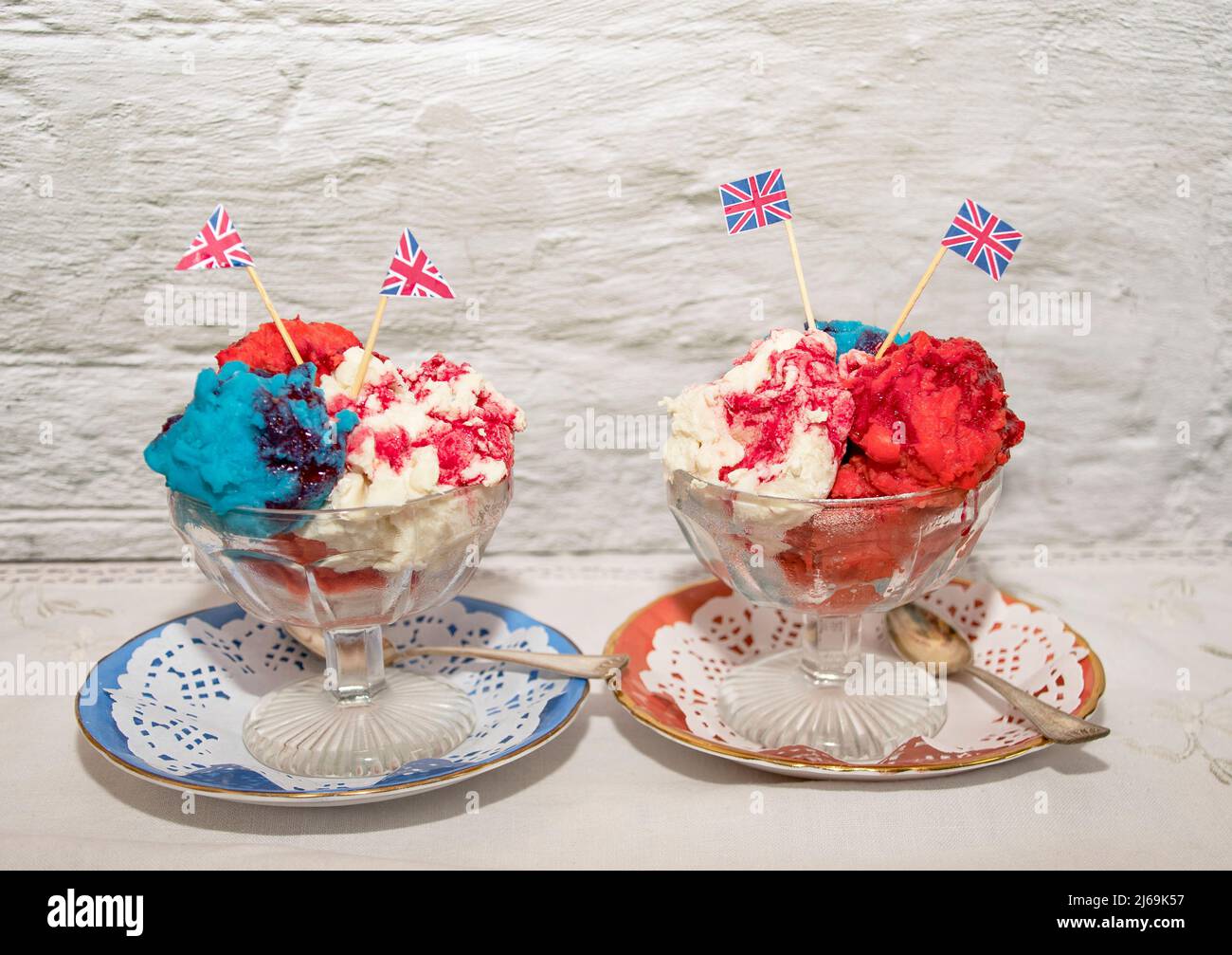 Queen Elizabeth II Platinum Jubilee Cream Sundae Street Party Food rot-weißes und blaues Eis mit Feier Union Jack Food Toppers auf einem w Stockfoto