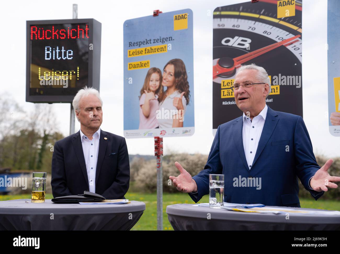 Bayern, Deutschland. 29. April 2022. 29. April 2022, Bayern, Aufseß: Thomas Dill (l.), Vorstandsmitglied des ADAC, und Joachim Herrmann (CSU), Bayerns Innenminister, sprechen auf einer Pressekonferenz. Bayerns Innenminister Herrmann und der ADAC Nordbayern stellten Maßnahmen zur Lärmreduzierung vor. Foto: Nicolas Armer/dpa Quelle: dpa picture Alliance/Alamy Live News Stockfoto