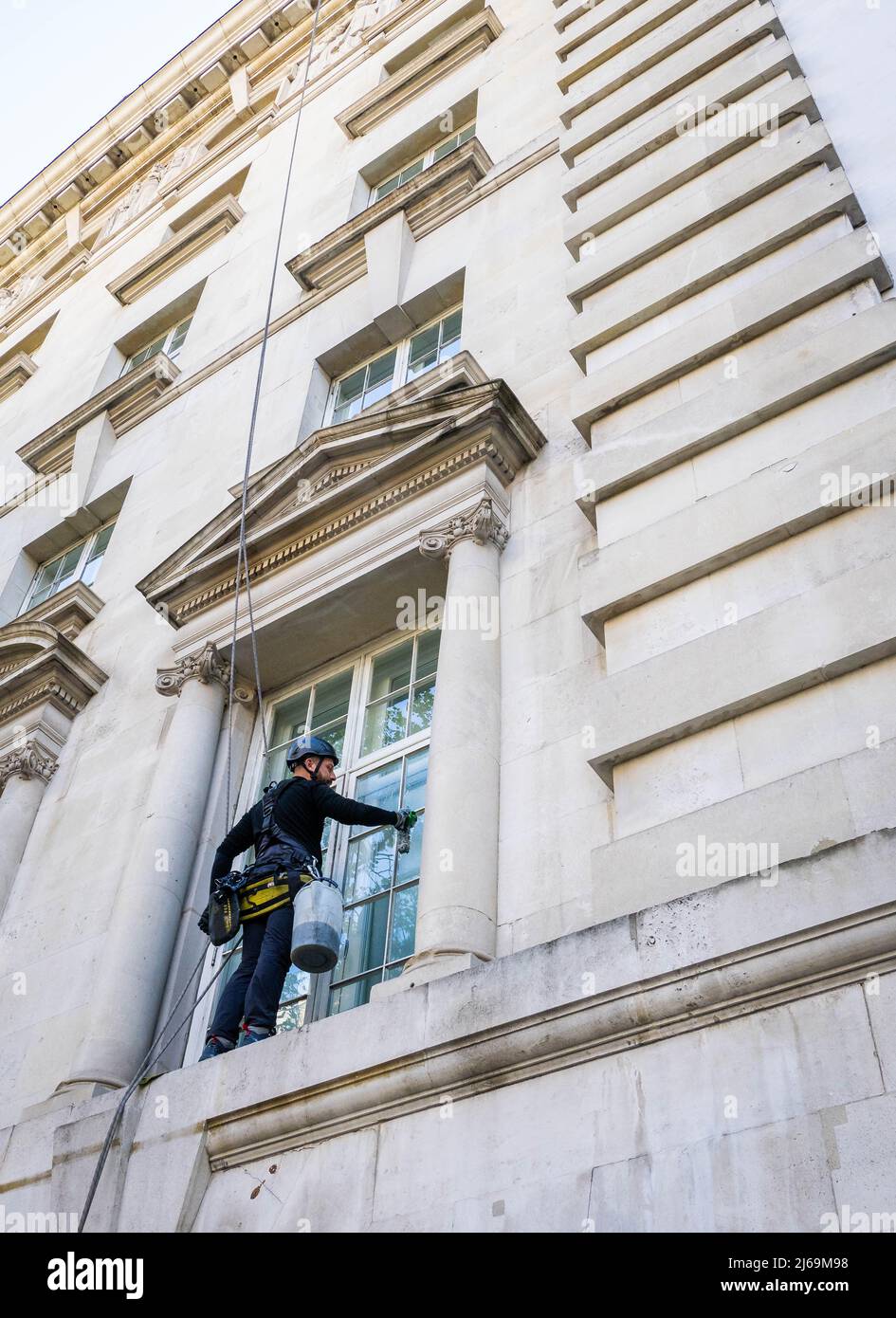 Abseilen von Fensterputzern bei der Arbeit in einem eleganten Londoner Gebäude Stockfoto