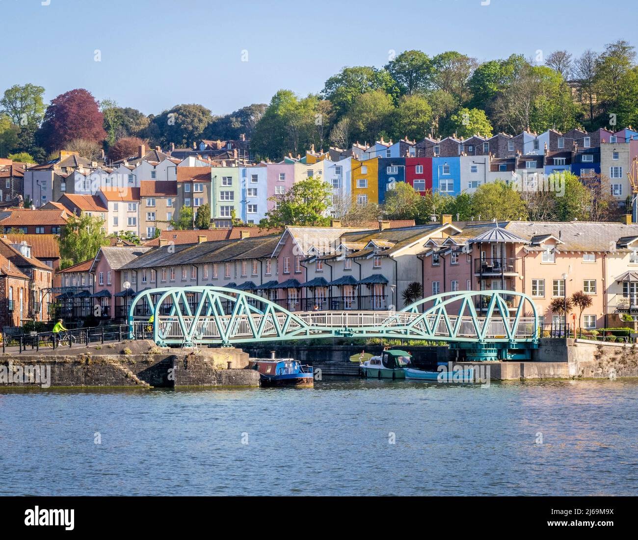 Poole's Wharf Bridge am schwimmenden Hafen in Bristol, Großbritannien, mit farbenfrohen Häusern aus Cliftonwood Stockfoto