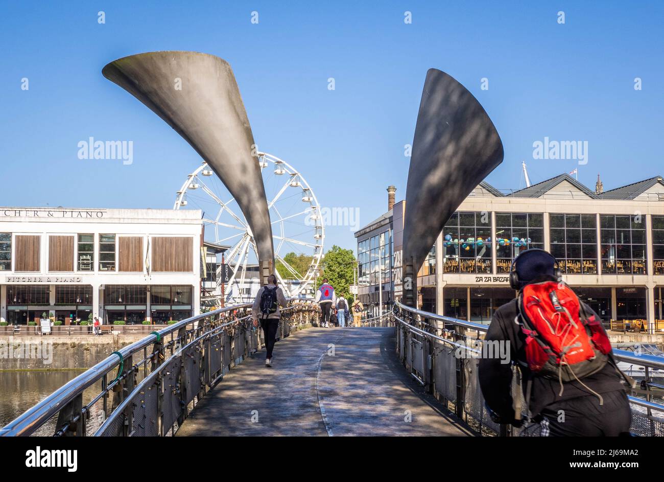 Gehörnte Gegengewichte von Pero's Bridge, die St. Augustine's Reach im schwimmenden Hafen von Bristol überquerten, erinnern an Pero Jones an einen 18. C versklavten Afrikaner Stockfoto