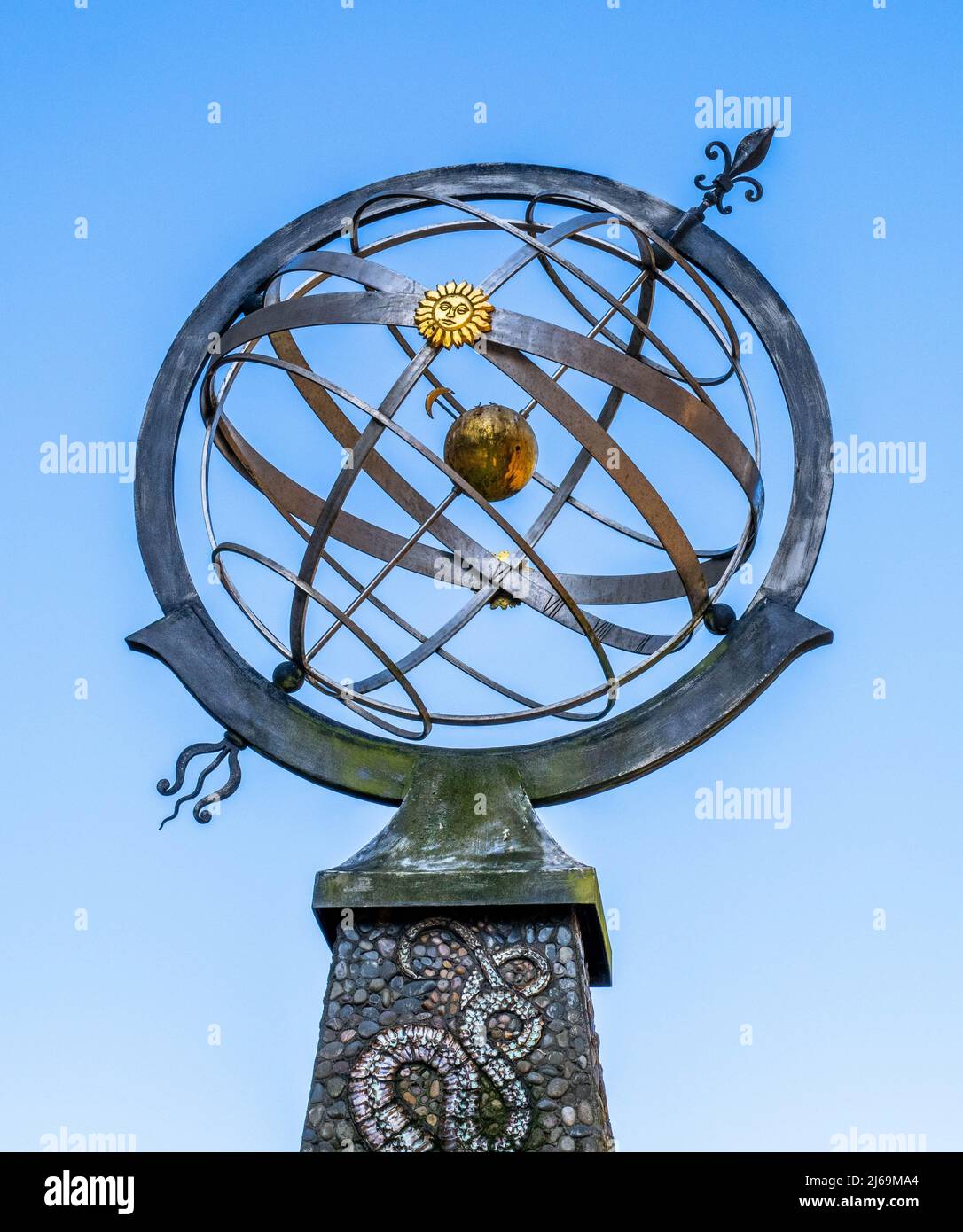 Armillarsphäre mit Erd-Mond und Sonne krönt eine öffentliche Skulptur mit dem Titel „Exploration“ am Redcliffe Quay Bristol UK Stockfoto