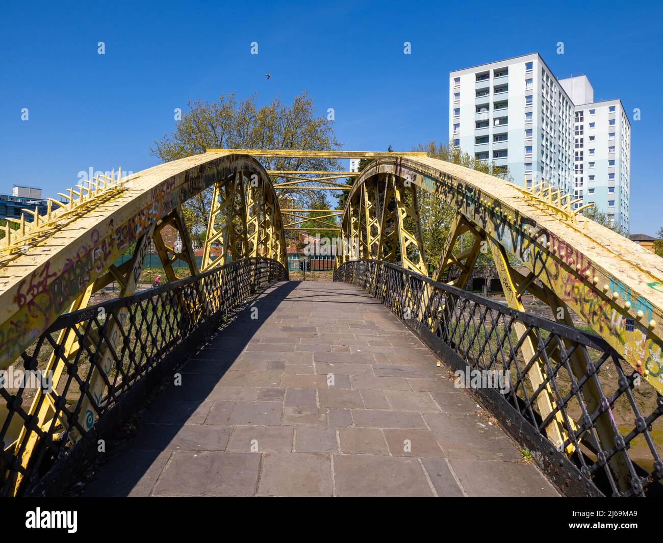 Langton Street Bridge liebevoll als Bananenbrücke über den New Cut am Fluss Avon in Bristol, Großbritannien, bekannt Stockfoto