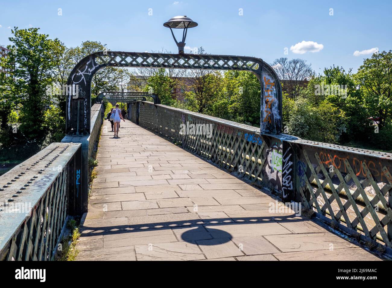 Vauxhall Fußgängerbrücke über den Fluss Avon New Cut, der Bedminster und Spike Island in Bristol, Großbritannien, verbindet Stockfoto