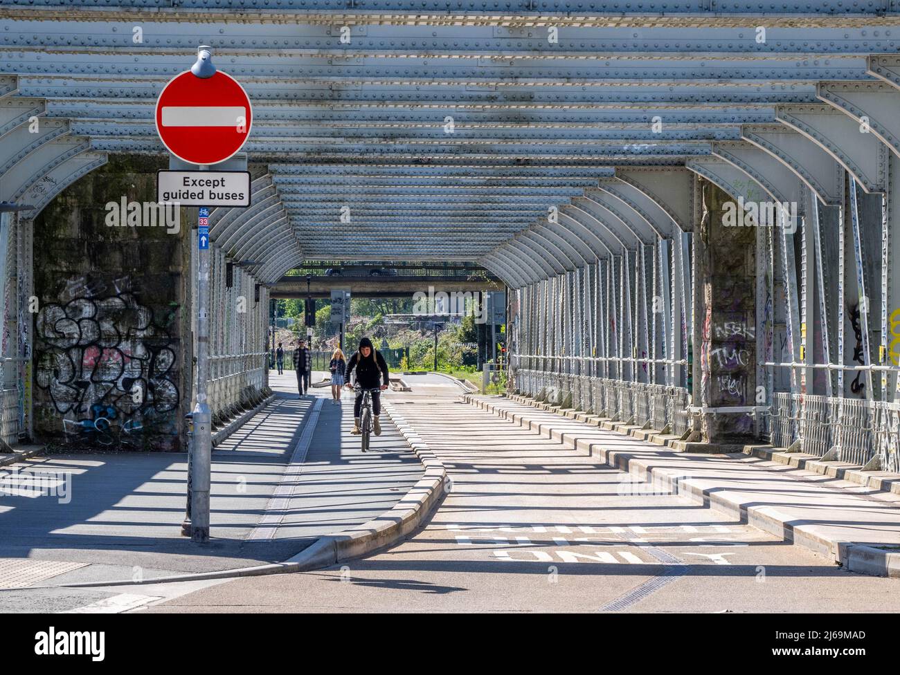 Die Ashton Avenue Bridge in Bristol, Großbritannien, transportiert Fußgänger-Fahrräder und den Metrobus m2 über den Fluss Avon New Cut Stockfoto