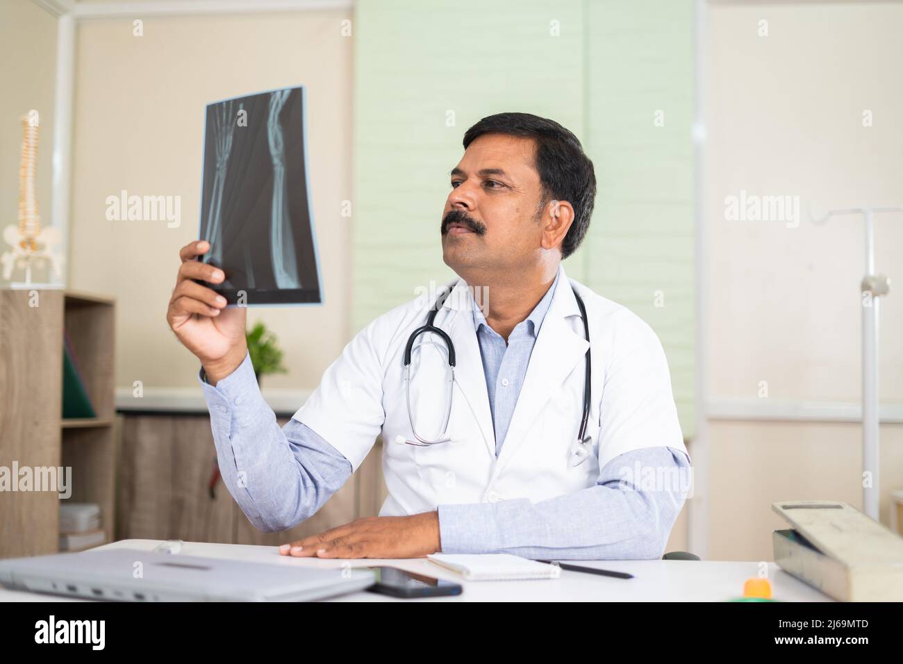 Arzt im Krankenhaus Analyse Röntgenbericht - Konzept der Gesundheitsversorgung, Beruf und medizinische Expertise Stockfoto