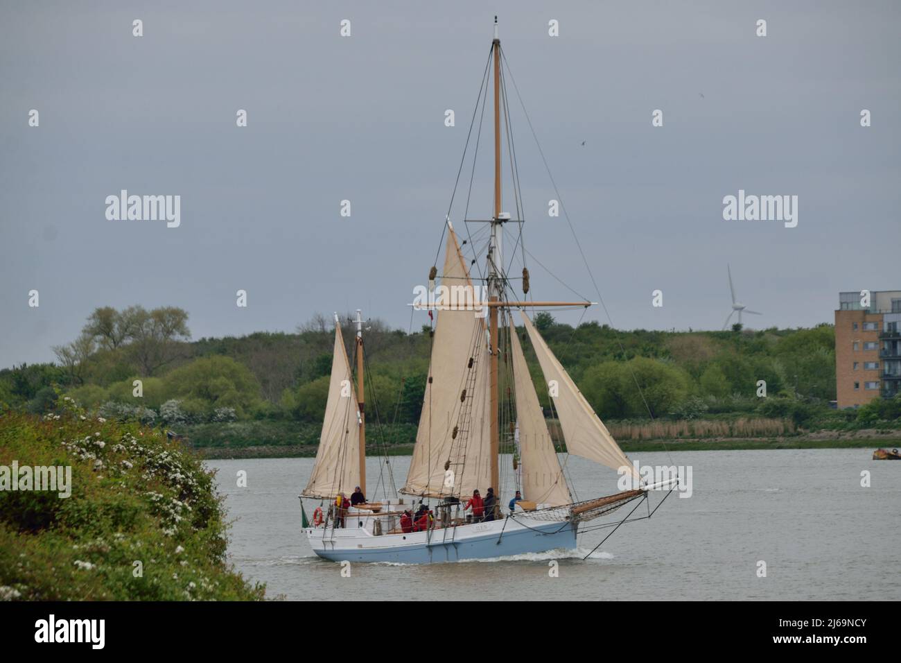 Der historische irische Segelketsch Ilen (das letzte aus Holz gebaute Segelhandelsschiff in Irland), der bei einem Besuch in London auf der Themse ankommt Stockfoto
