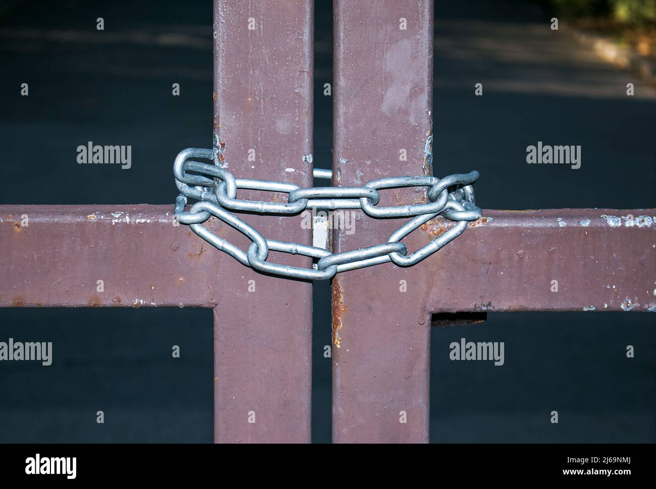 Nahaufnahme Detail mit einem alten Metalltor mit einer Metallkette verschlossen Stockfoto