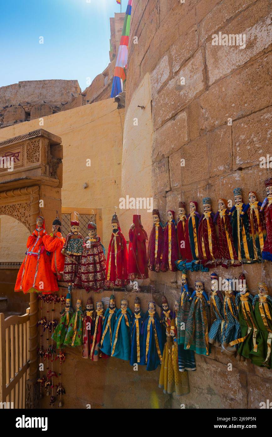 Traditionelle König und Königin, genannt Raja Rani, handgemachte Puppen oder Katputli-Sets hängen an der Wand im Jaislamer Fort, Rajasthan, Indien. Puppen i Stockfoto