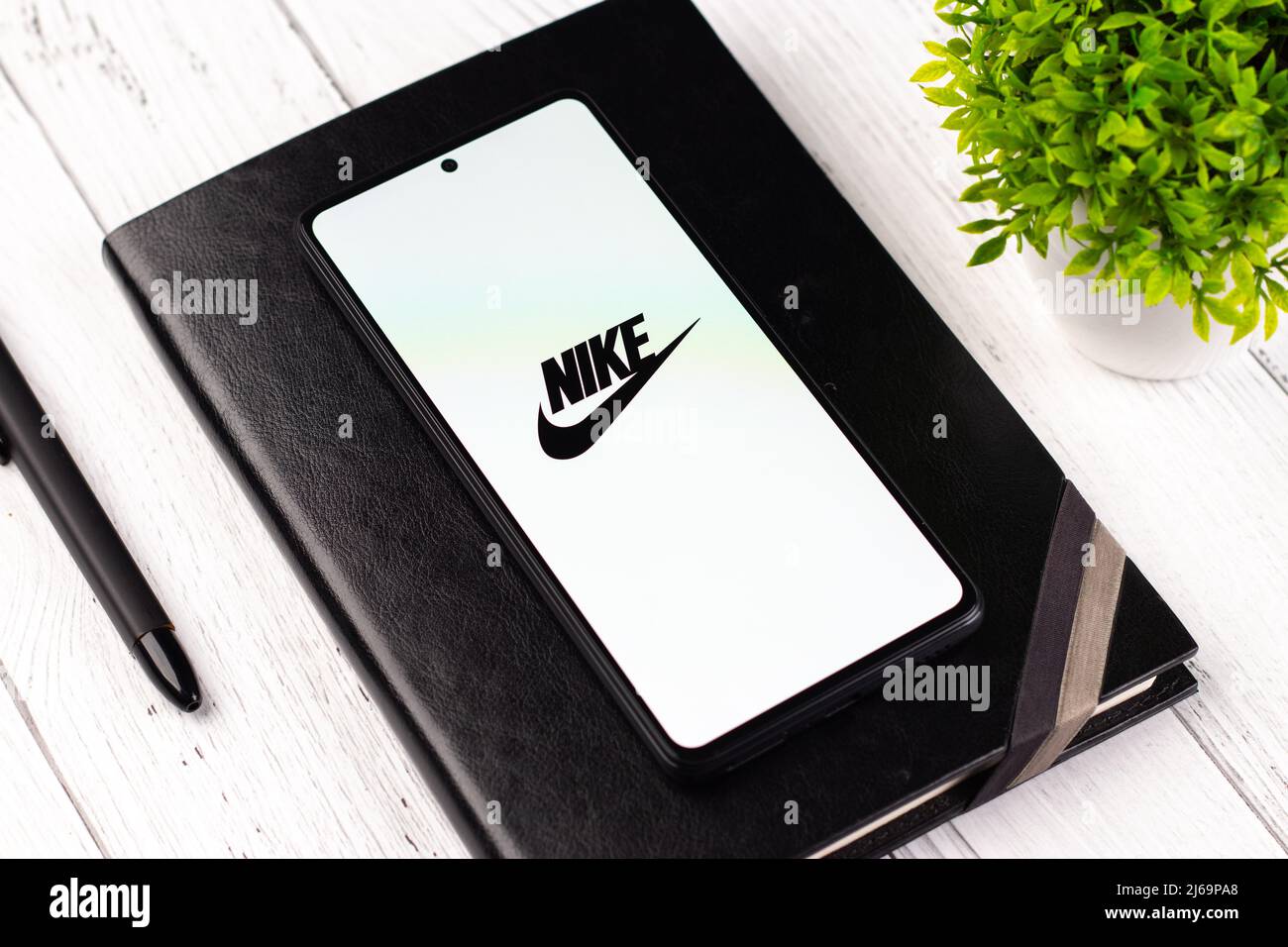 West Bangal, Indien - 20. April 2022 : Nike Logo auf Handy-Bildschirm Stock Bild. Stockfoto