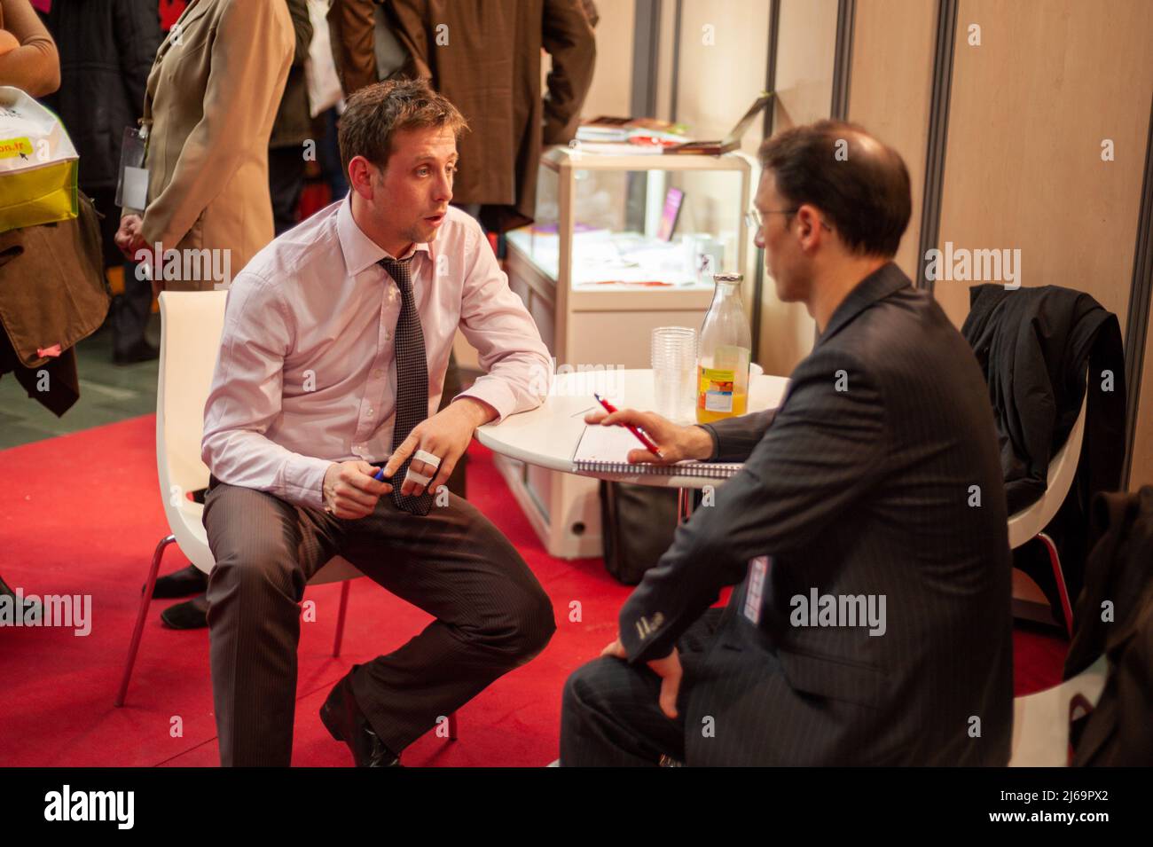 Paris, Frankreich, Geschäftsmänner Treffen auf der Entrepreneurs Trade Show, Informationen zur Unternehmensgründung Stockfoto