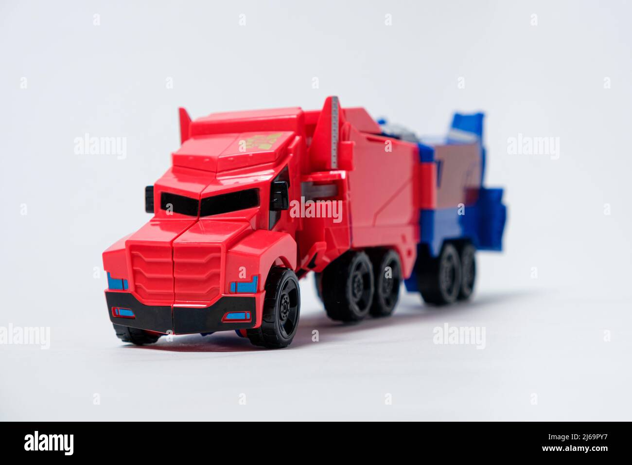 Spielzeug roten LKW-Transformator auf einem weißen Hintergrund. Spielzeugautos für Kinder, Spielwarenladen. Stockfoto