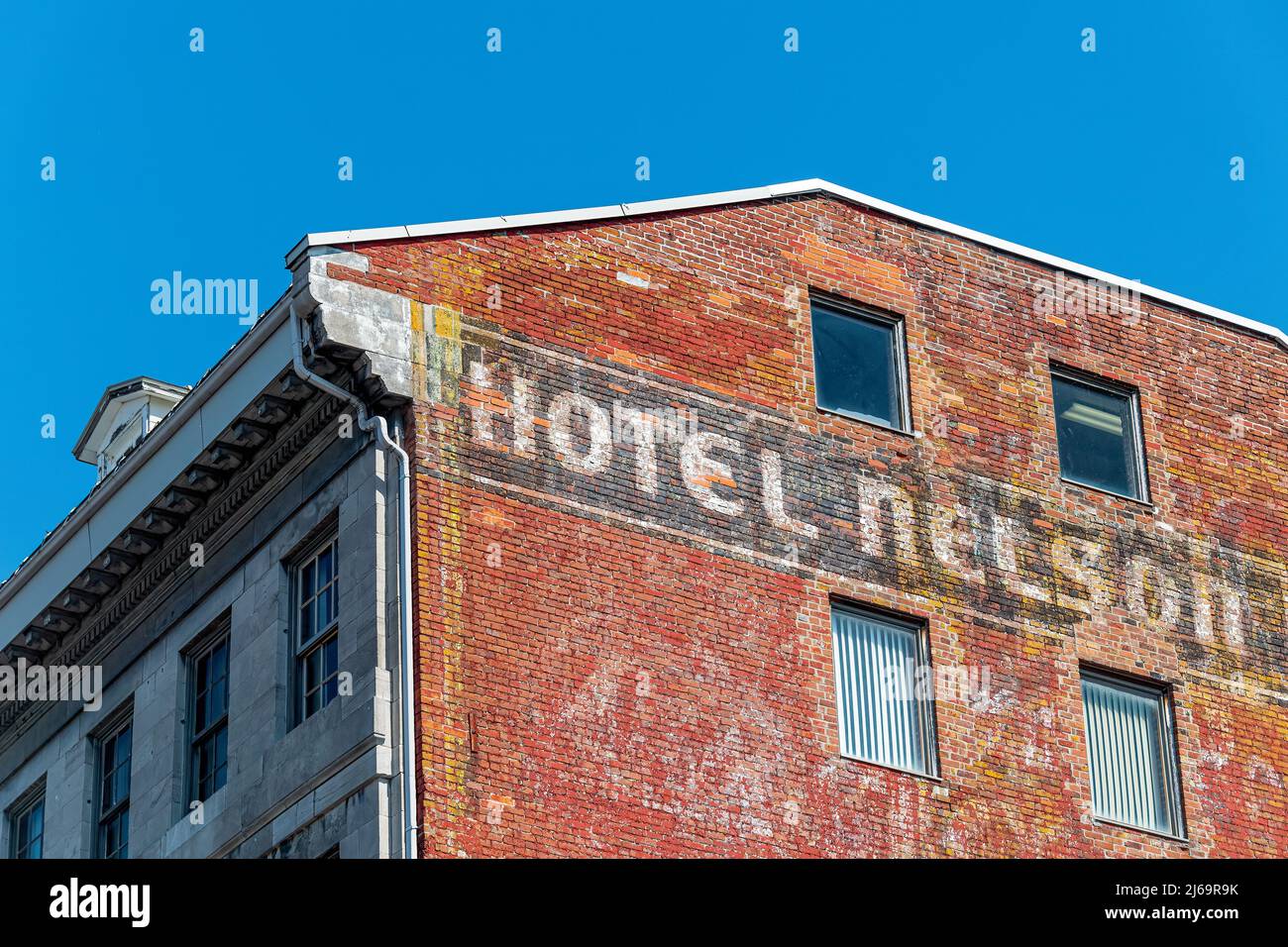Architekturdetail eines Gebäudes im Kolonialstil mit einer Textlektüre des Hotels Nelson in der Altstadt. Das historische Viertel ist ein UNESCO-Weltkulturerbe Si Stockfoto