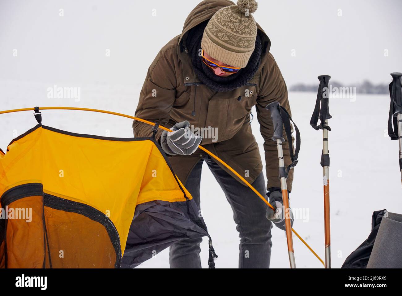 Zwei Jungs stellen im Schnee ein Zelt auf. Aufbau eines Zeltes während einer Winterexpedition unter extremen Bedingungen. Winterwanderungen Stockfoto