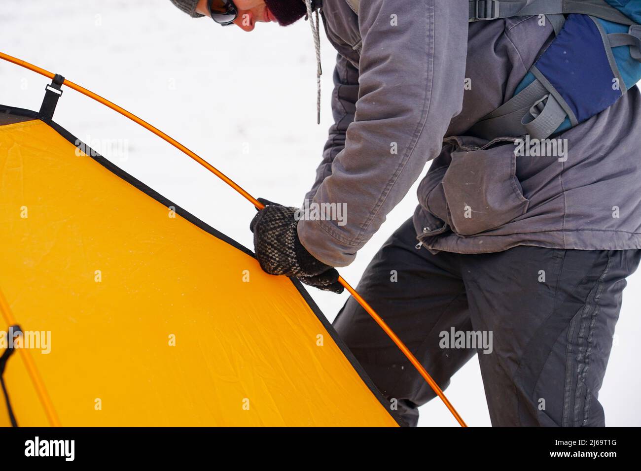 Zwei Jungs stellen im Schnee ein Zelt auf. Aufbau eines Zeltes während einer Winterexpedition unter extremen Bedingungen. Winterwanderungen Stockfoto