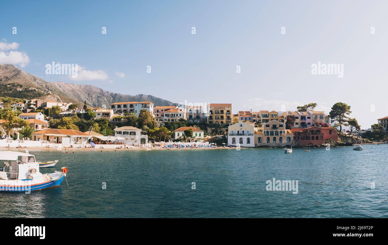 Hafen und Strand des Dorfes Assos, Insel Kefalonia, Griechenland Stockfoto