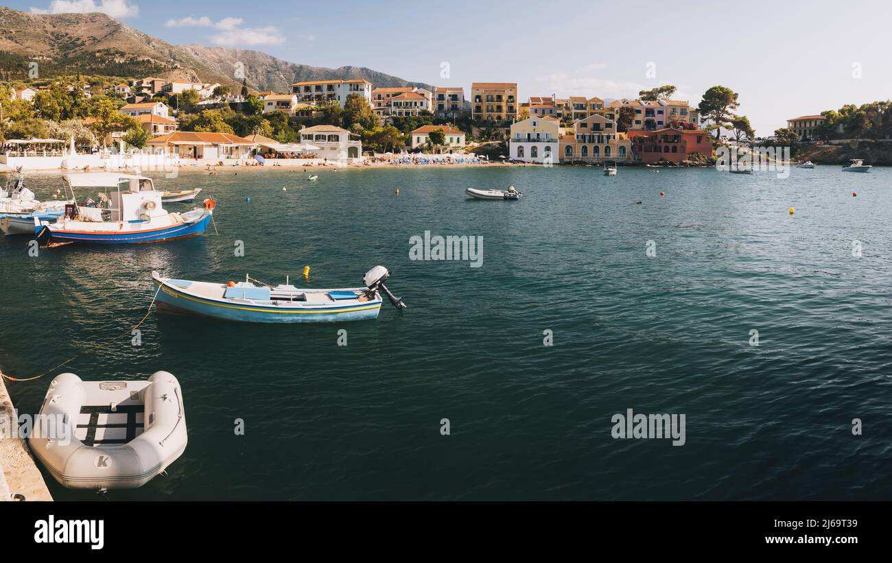 Hafen und Strand des Dorfes Assos, Insel Kefalonia, Griechenland Stockfoto