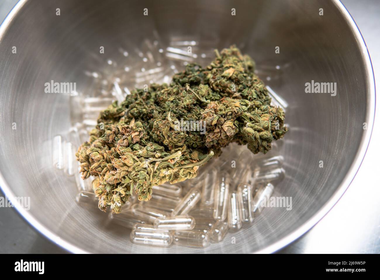 Mikrodosierung von Marihuana für medizinische Zwecke. Freizeitangebot Stockfoto