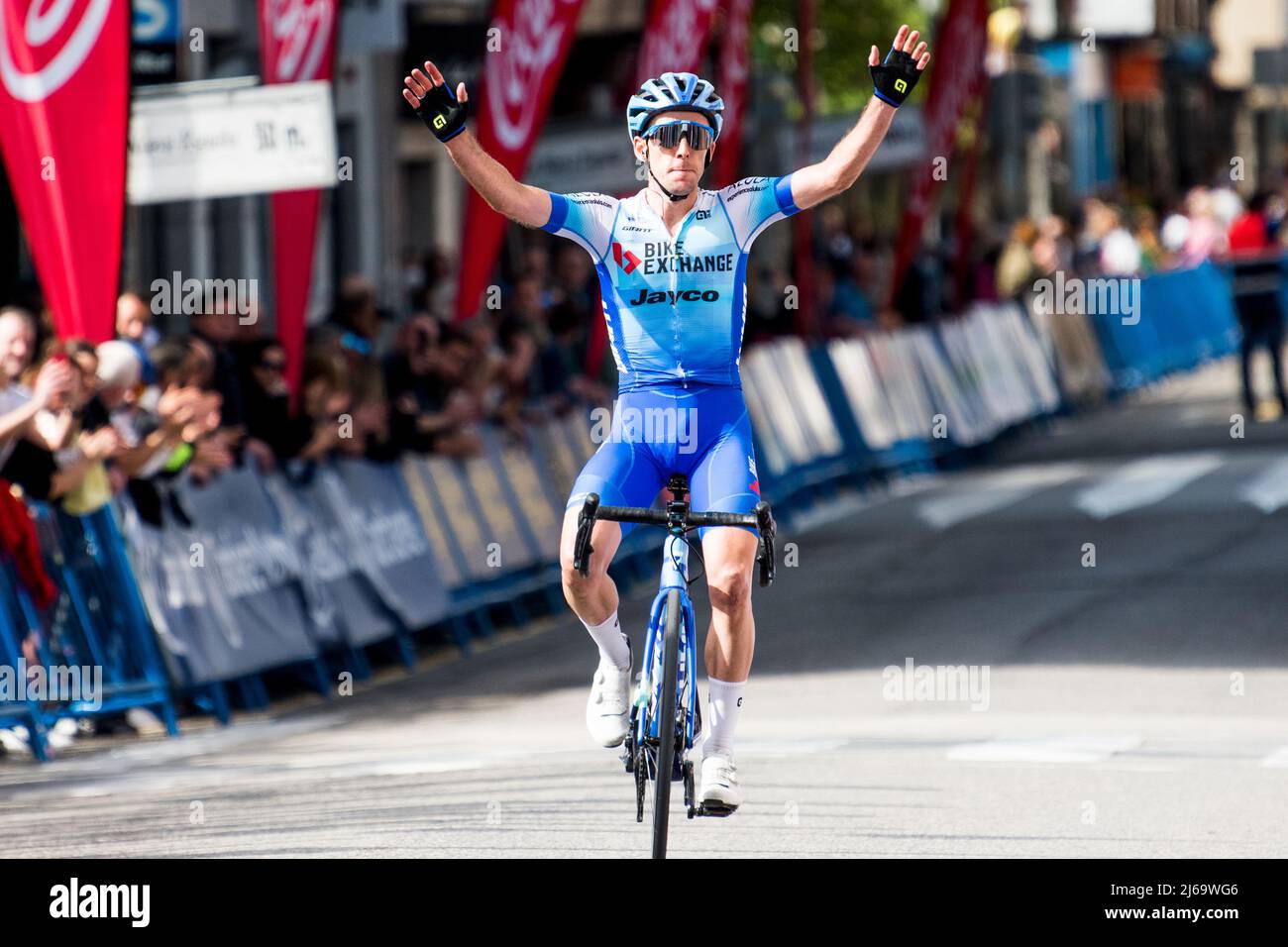 Pola de Lena, Spanien. 29.. April 2022. Der britische Radfahrer Simon Yates (Team BikeExchange) gewinnt die Etappe 1. des Radrennens „Vuelta a Asturias“ (to Stockfoto