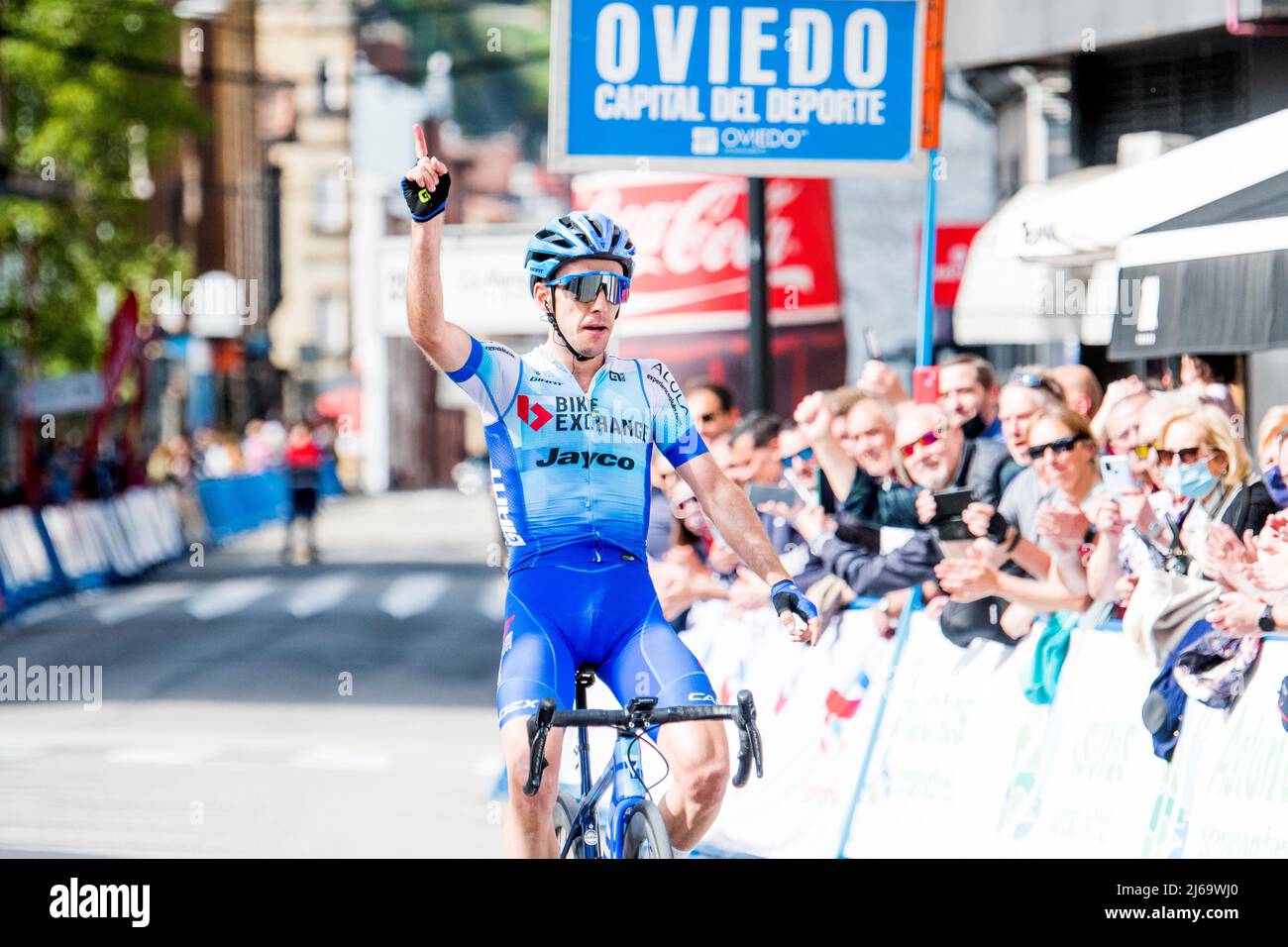 Pola de Lena, Spanien. 29.. April 2022. Der britische Radfahrer Simon Yates (Team BikeExchange) gewinnt die Etappe 1. des Radrennens „Vuelta a Asturias“ (to Stockfoto