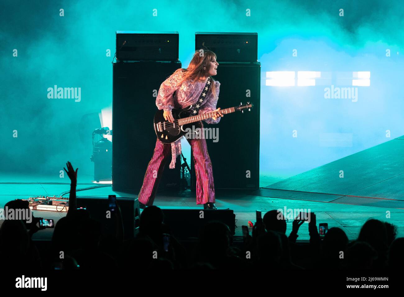 Verona, Italien. 28. April 2022. Bild zeigt Maneskin Band während der Auftritte in der Arena di Verona Credit: Roberto Tommasini/Alamy Live News Stockfoto