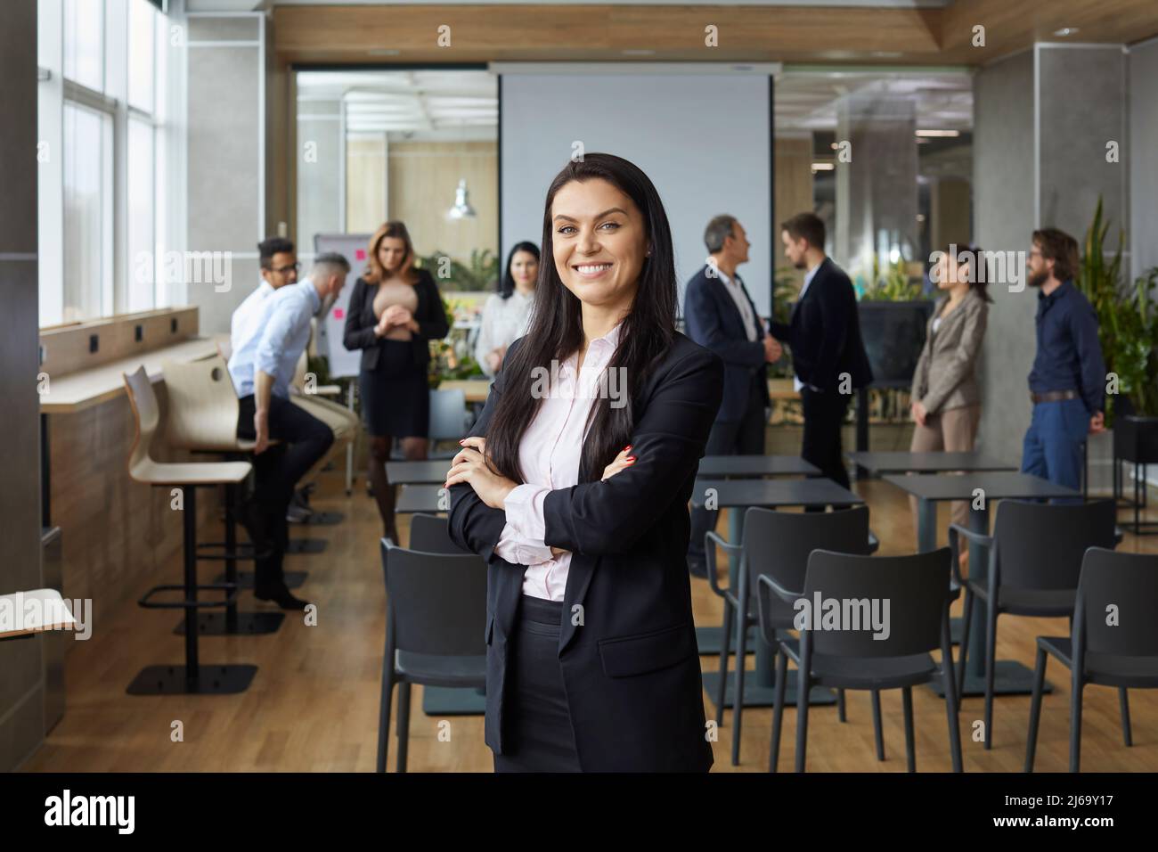 Porträt eines glücklichen Geschäftsexperten und Teamcoach im Büro nach der Schulung des Unternehmens Stockfoto