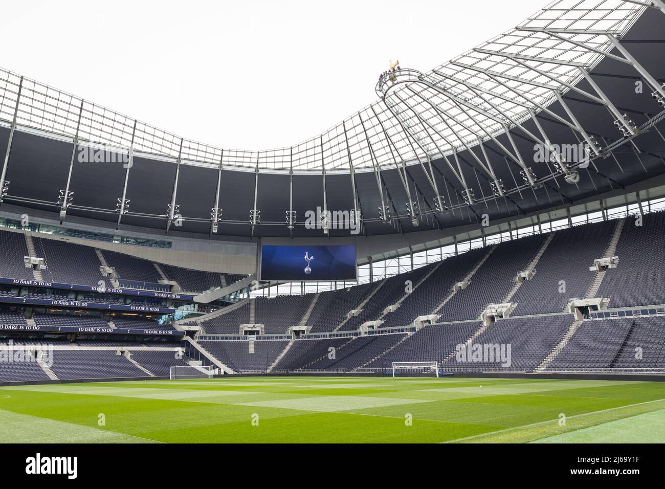 Blick auf den leeren Platz und den Stand des Fußballstadions Tottenham Hotspur Stockfoto