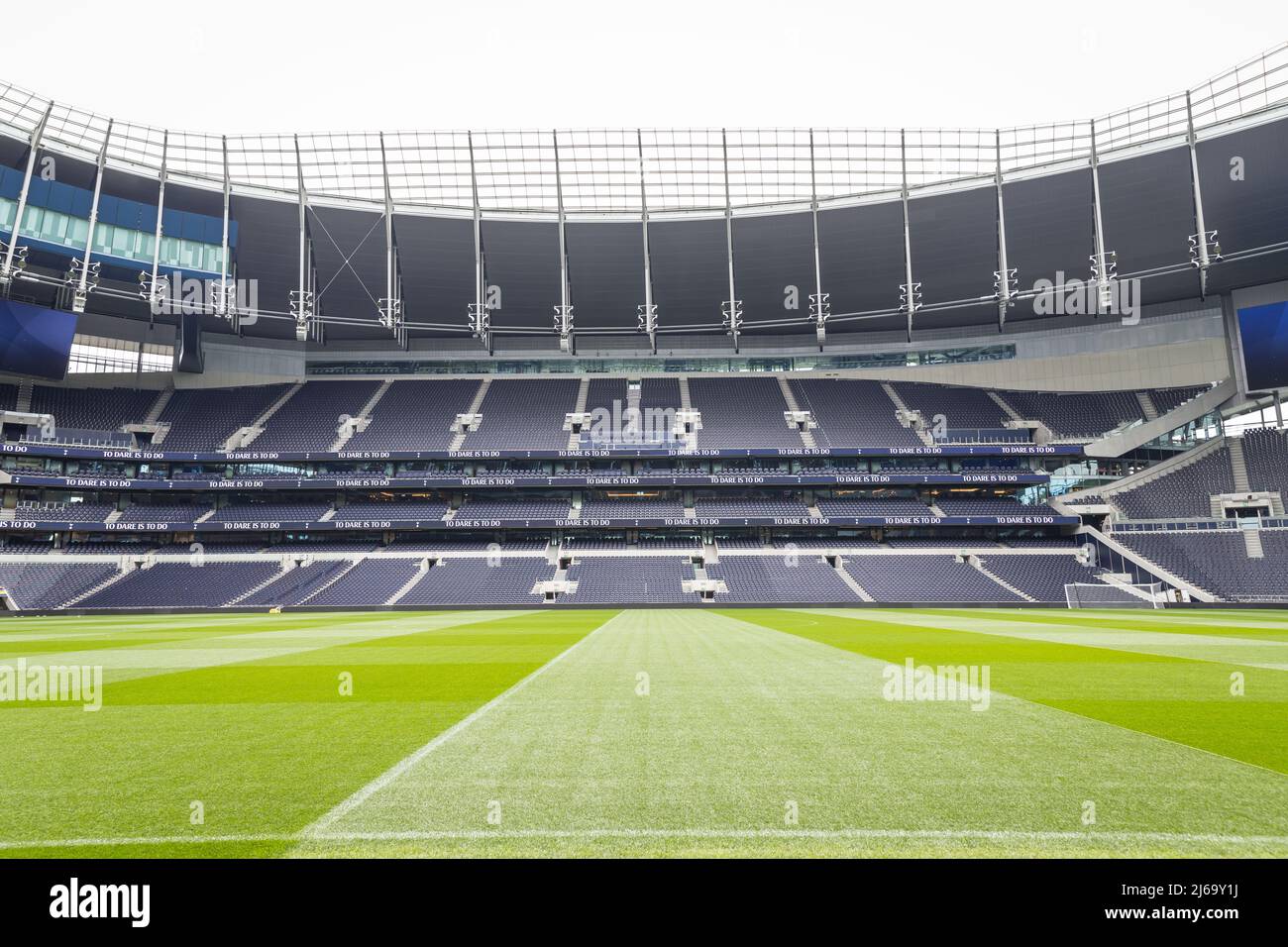 Blick auf den leeren Platz und den Stand des Fußballstadions Tottenham Hotspur Stockfoto