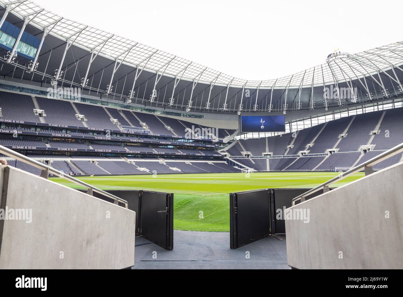 Blick auf den leeren Platz und den Stand des Fußballstadions Tottenham Hotspur Stockfoto