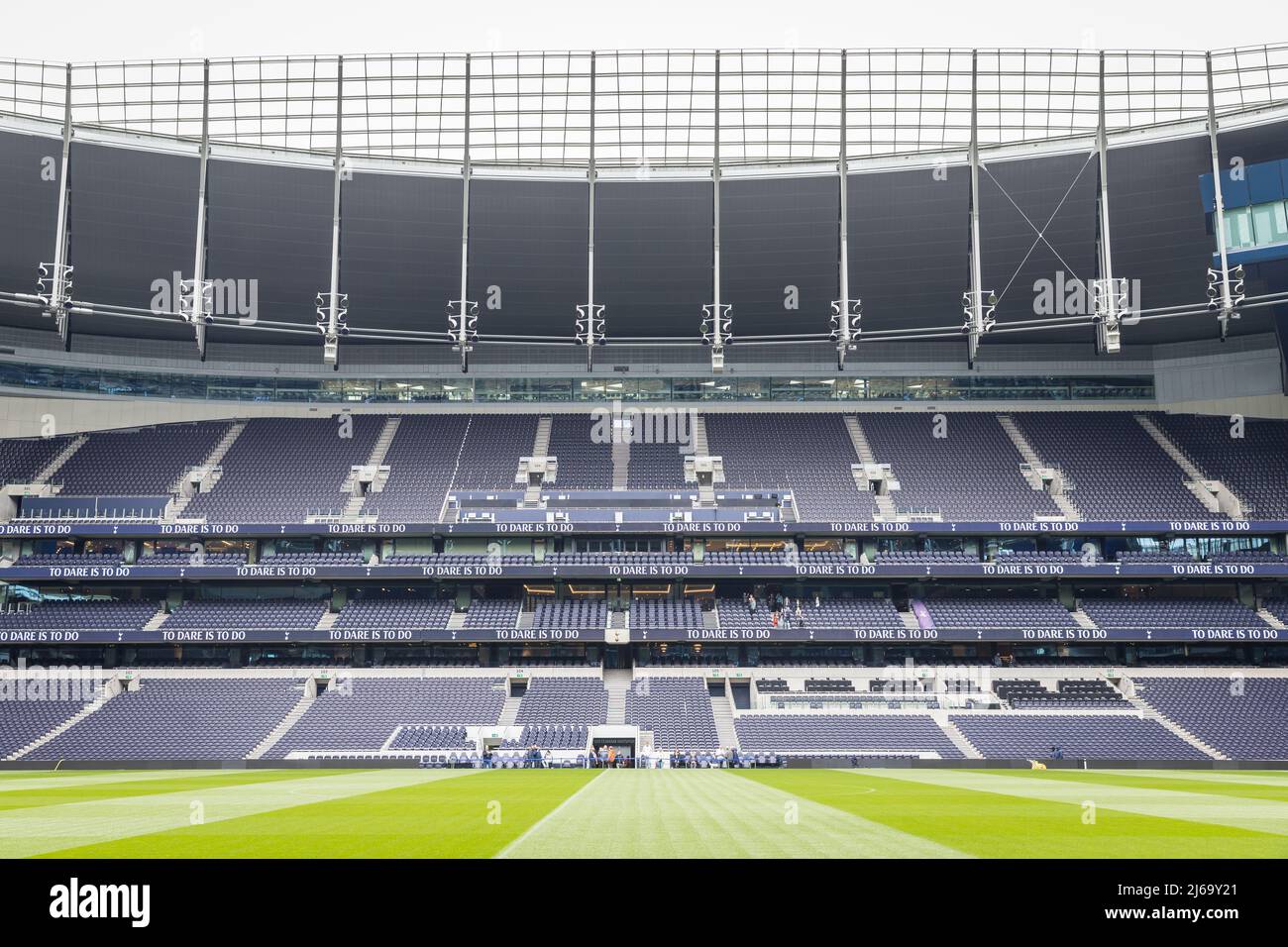 Blick auf den leeren Platz und den Stand des Fußballstadions Tottenham Hotspur Stockfoto