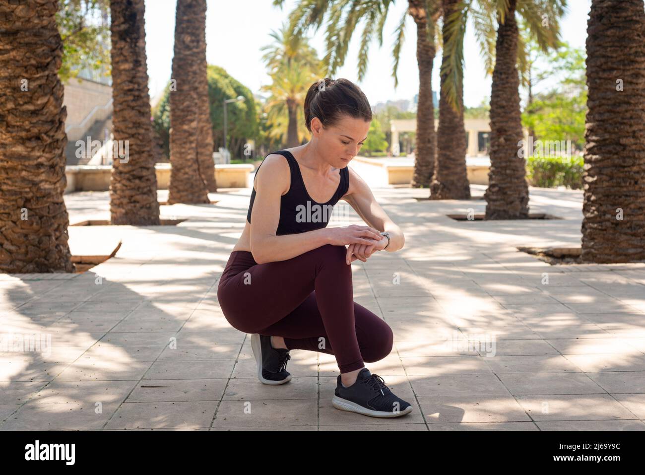 Weibliche Einstellung ihrer Smart Watch Fitness-App.Nahaufnahme der schönen Frau Überprüfung Smart-Uhr vor dem Training, Lifestyle-Konzept Stockfoto