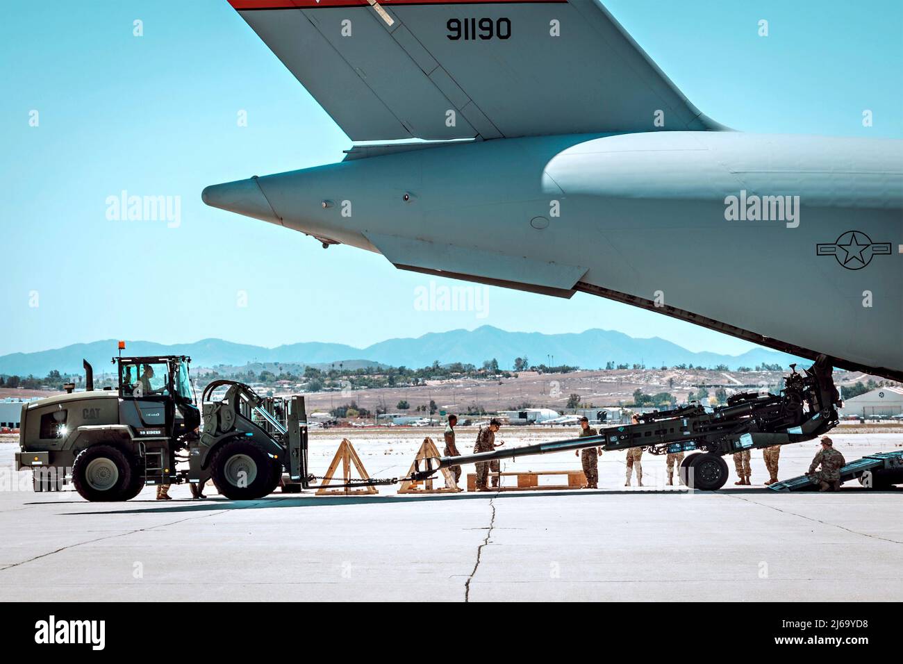 Riverside, Usa. 24. April 2022. US-Marineinfanteristen laden eine M777 geschleppte 155-mm-Haubitze in die Rückseite eines C-17 Globemaster III-Flugzeugs der US Air Force am 24. April 2022 in der Nähe von Riverside, Kalifornien. Die Haubitzen werden in die Ukraine verschifft, um bei der Abwehr der russischen Invasion zu helfen. Kredit: SSGT. Royce H. Dorman/US Marines Photo/Alamy Live News Stockfoto