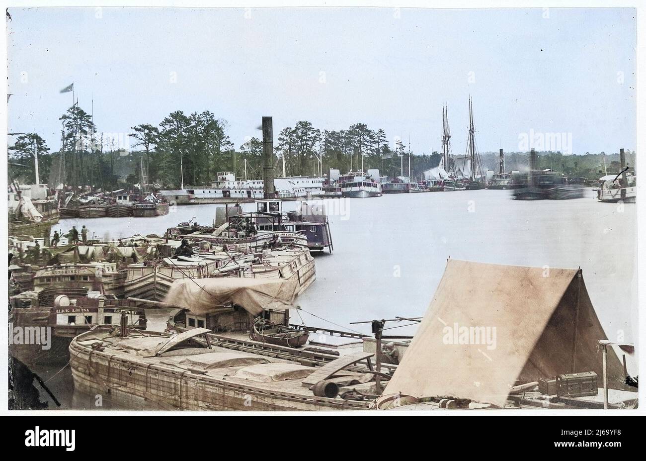 Barges, Dampfschiffe und Transporte, Landung im Weißen Haus, Pamunkey River, Virginia. 1861–1865. Timothy H. O'Sullivan Stockfoto