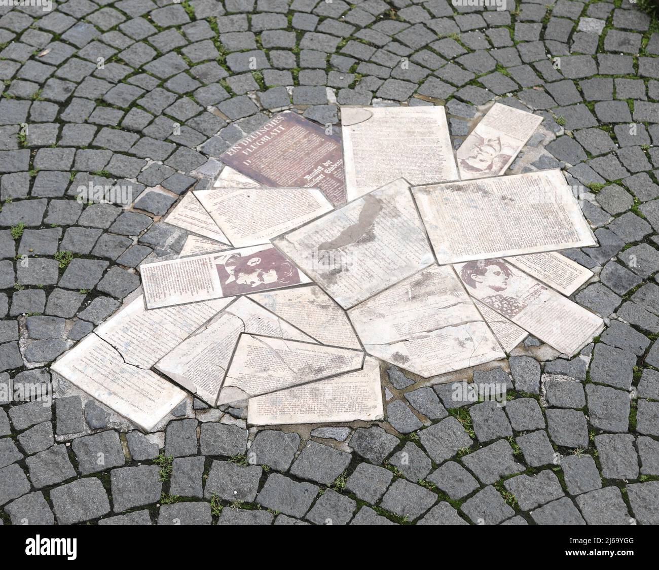 München, München, Deutschland - 28. August 2021:Denkmal der Weißen Rose vor der Ludwig-Maximilians-Universität Stockfoto