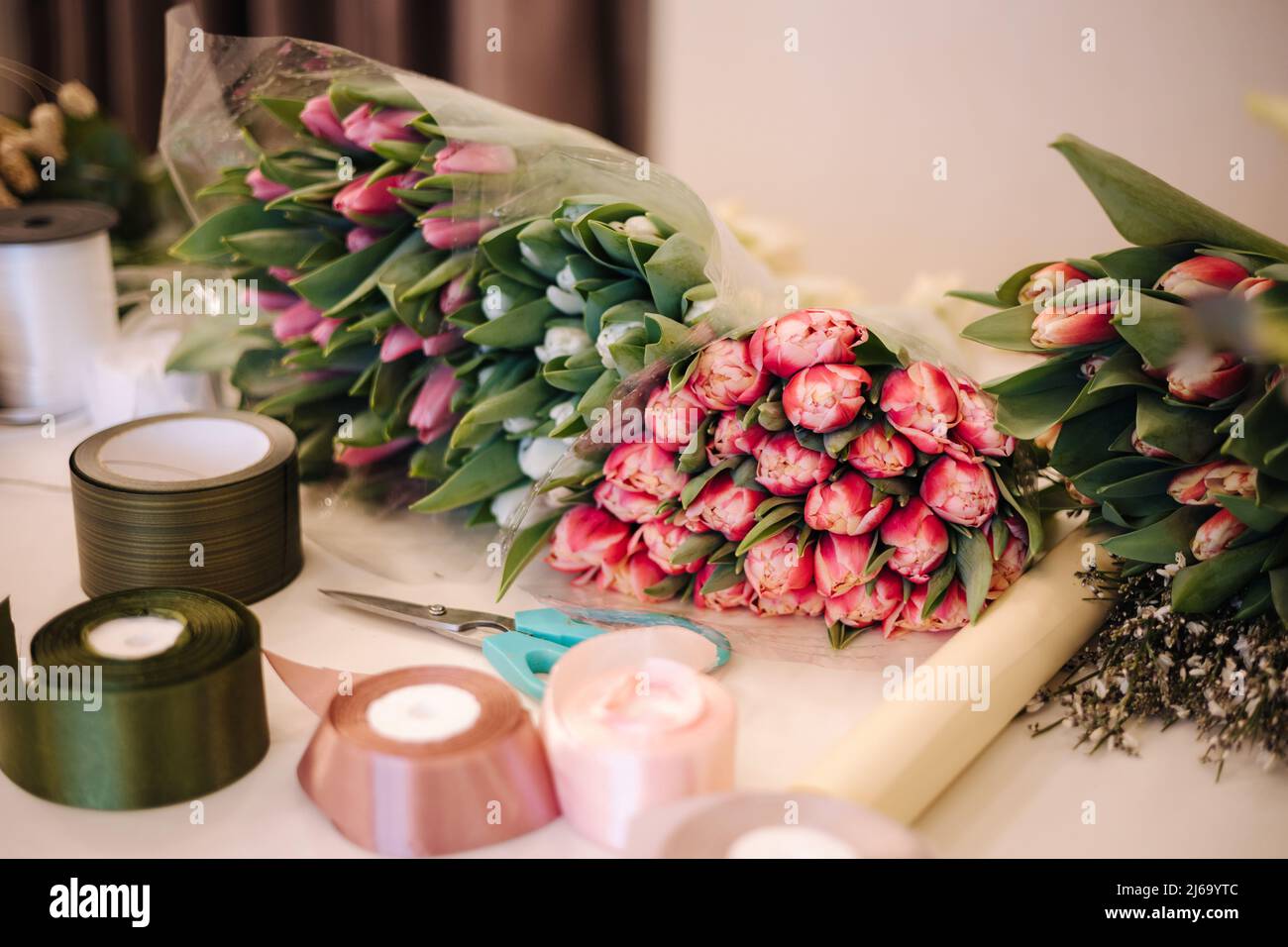 Nahaufnahme von zwei Blumensträußen auf dem Tisch. Tulpen Stockfoto