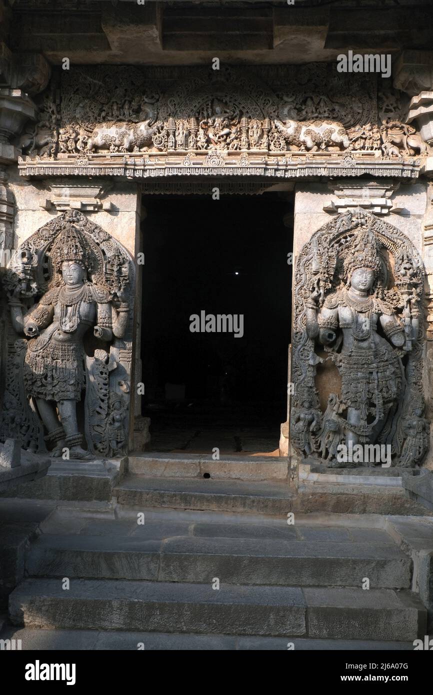 Skulpturen an den Außenwänden des Hoysaleswara-Tempels in Halebidu, der ehemaligen Hauptstadt des Hoysala, Karnataka. Stockfoto