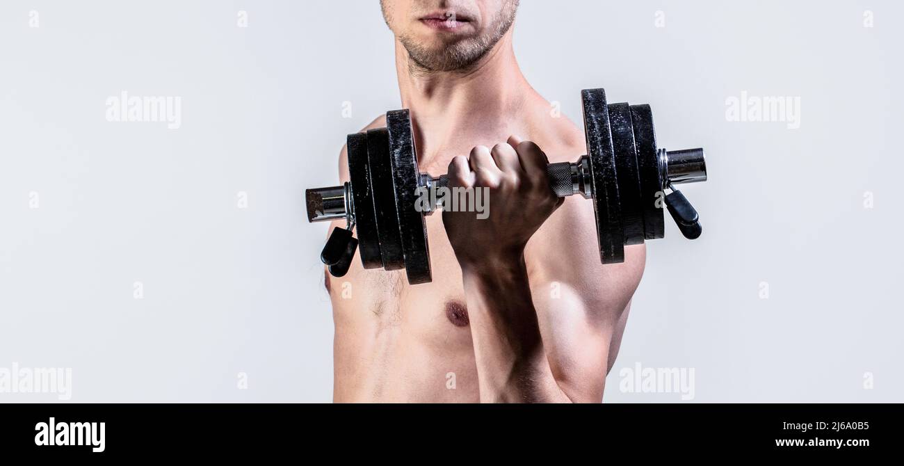 Mann mit Hantel in der Hand. Skinny guy halten Hanteln in den Händen. Schwache Mann heben Gewicht, Hanteln, Bizeps, Muskeln, Fitness. Nerd maleraising ein Stockfoto