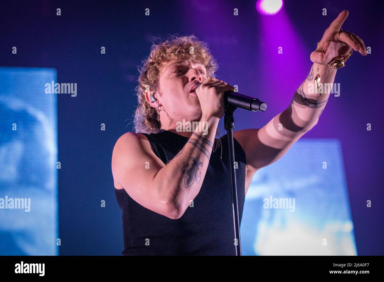 28. April 2022, Neapel, Italien: Irama ist ein italienischer Singer-Songwriter und Rapper, Pseudonym von Filippo Maria Fanti. Offiziell debütierte er in der Aufnahmeszene, indem er 2016 am Sanremo Festival 67. teilnahm, wobei die Single Cosa in der Kategorie 'Neue Vorschläge' verbleibt, aber 2018 nach dem Sieg der siebzehnten Ausgabe der Talentshow Amici di Maria De Filippi an Bedeutung gewann. (Bild: © Massimo Solimene/Pacific Press via ZUMA Press Wire) Stockfoto