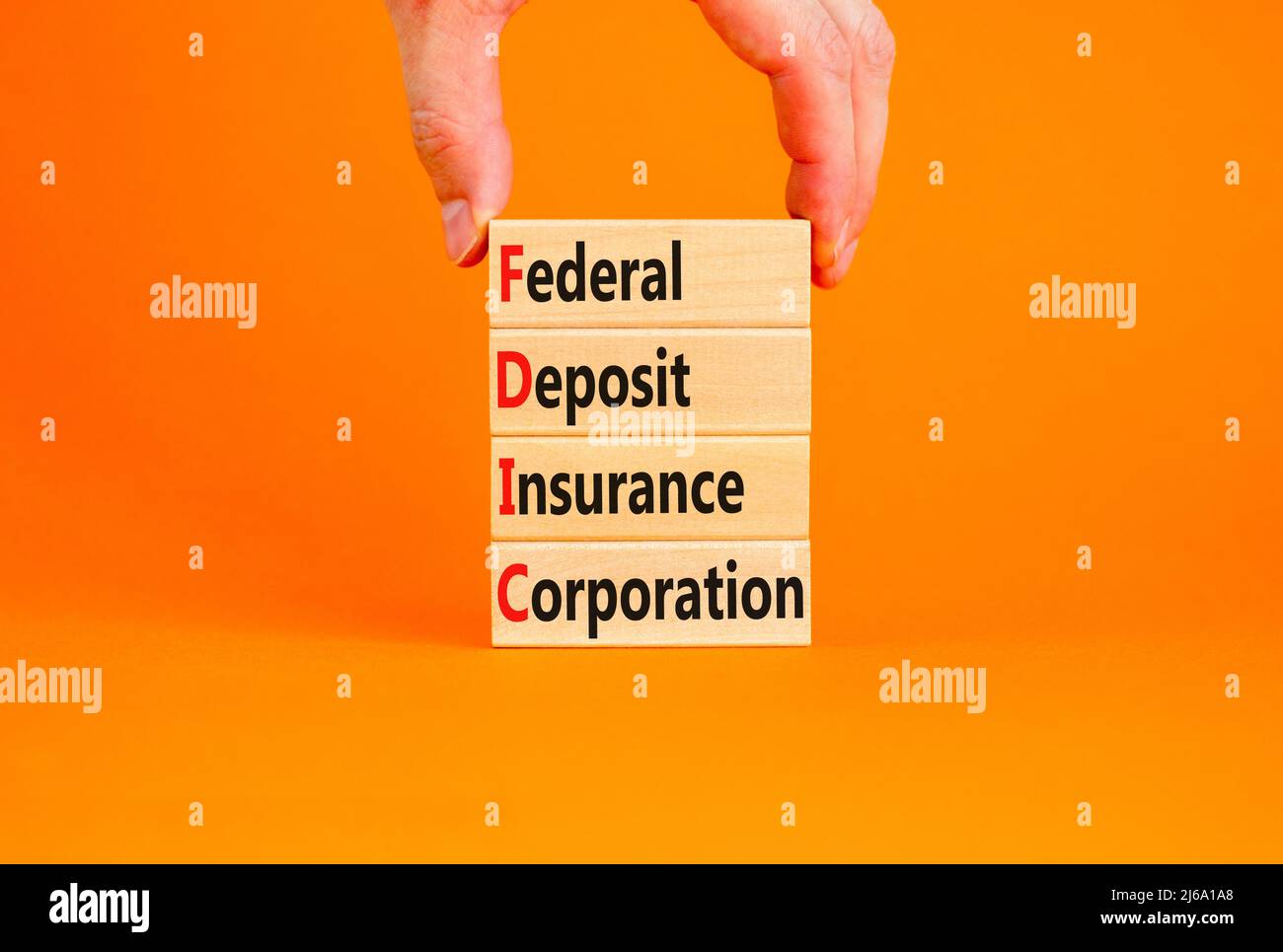 FDIC Bundeseinlagensicherungsgesellschaft Symbol. Konzept Worte FDIC Bundeseinlagensicherung auf Blöcken auf orangefarbenem Hintergrund. Business F Stockfoto
